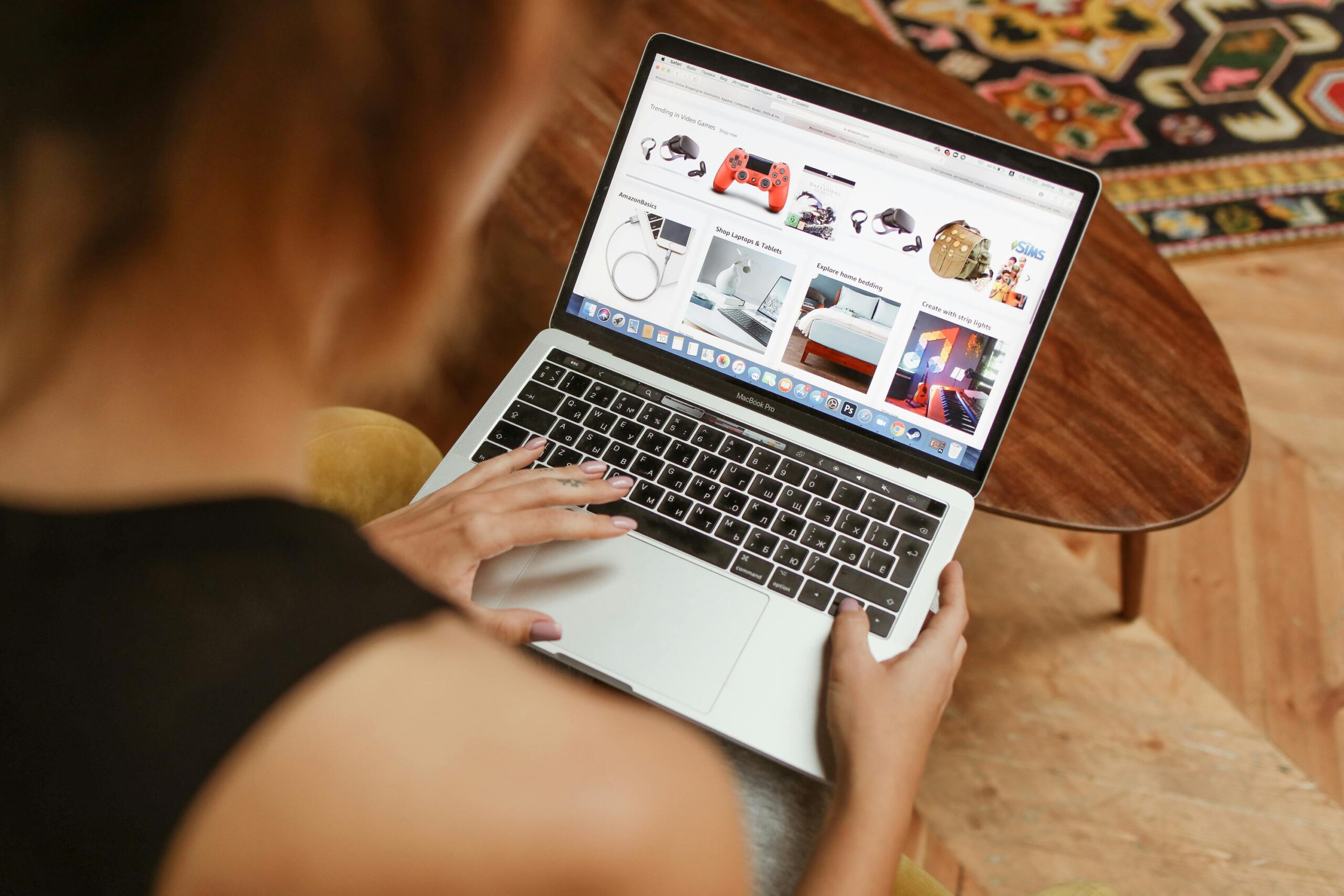Pretraga dobavljača iz Kine putem online platformi – korisnik istražuje proizvode na laptopu