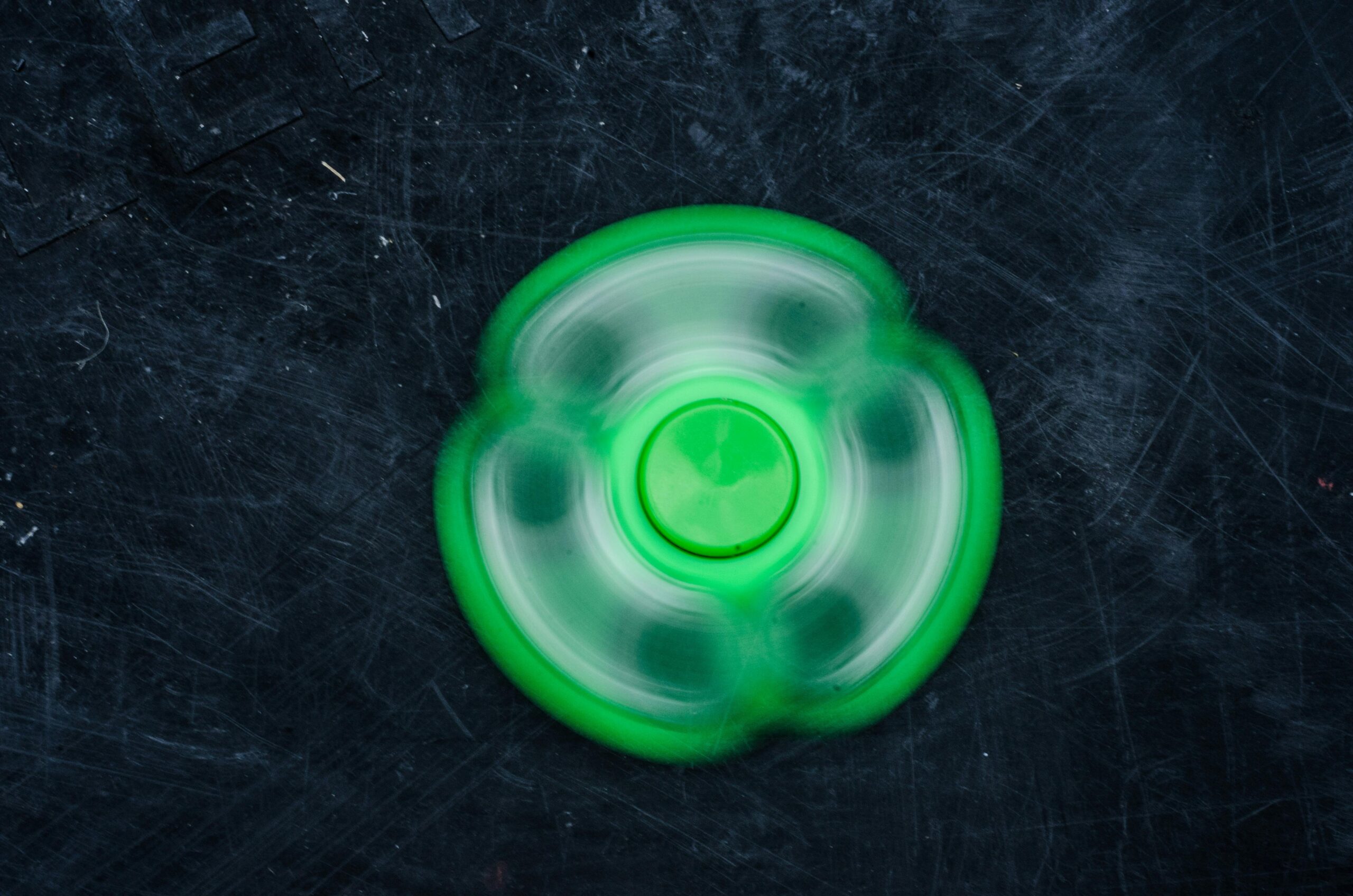 Trendovski proizvod iz Kine – fidget spinner u pokretu, simbol brze zarade i kratkog trajanja